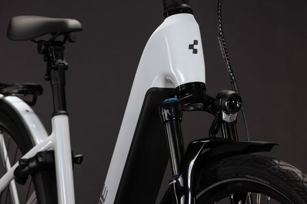 CUBE KATHMANDU HYBRID DELUXE PRO 800