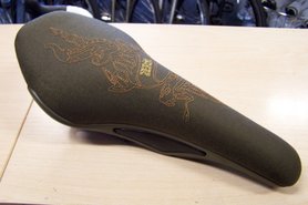 Fizik Zeak Freeride Zadel, zadeldek van stof Fizik Zeak Freeride Zadel, zadeldek van stof